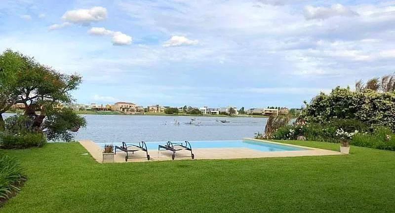 Unfurnished four-bedroom house on Lago central in Los Castores, Tigre
