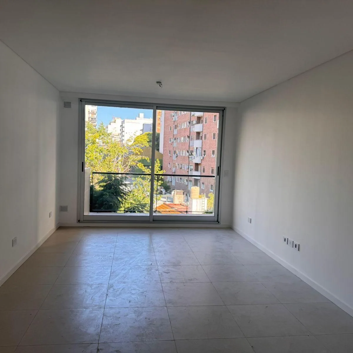 Divisible 47 m² studio apartment with front balcony in Palermo