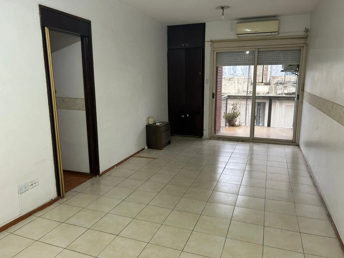 Departamento de 3 ambientes con cochera y balcón en Balvanera
