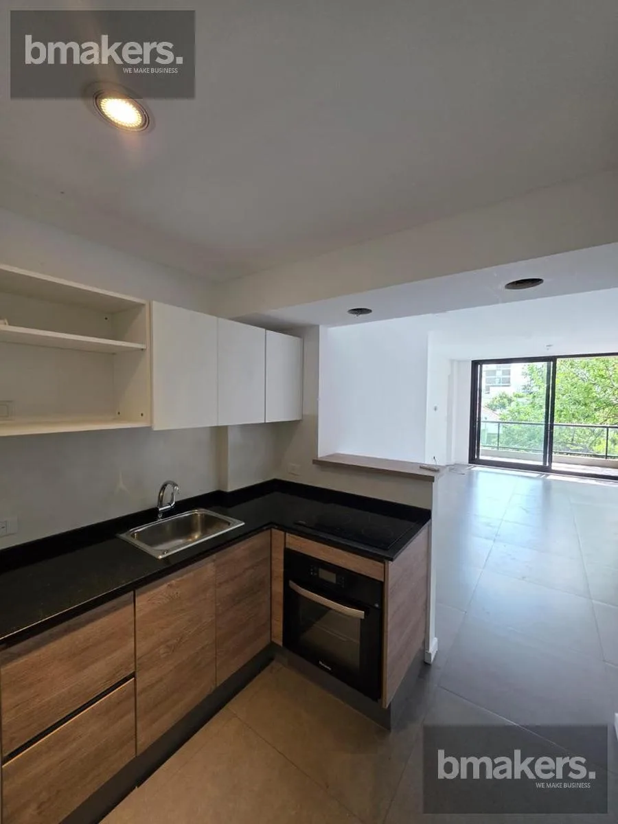 Monoambiente con balcón en Parque Patricios