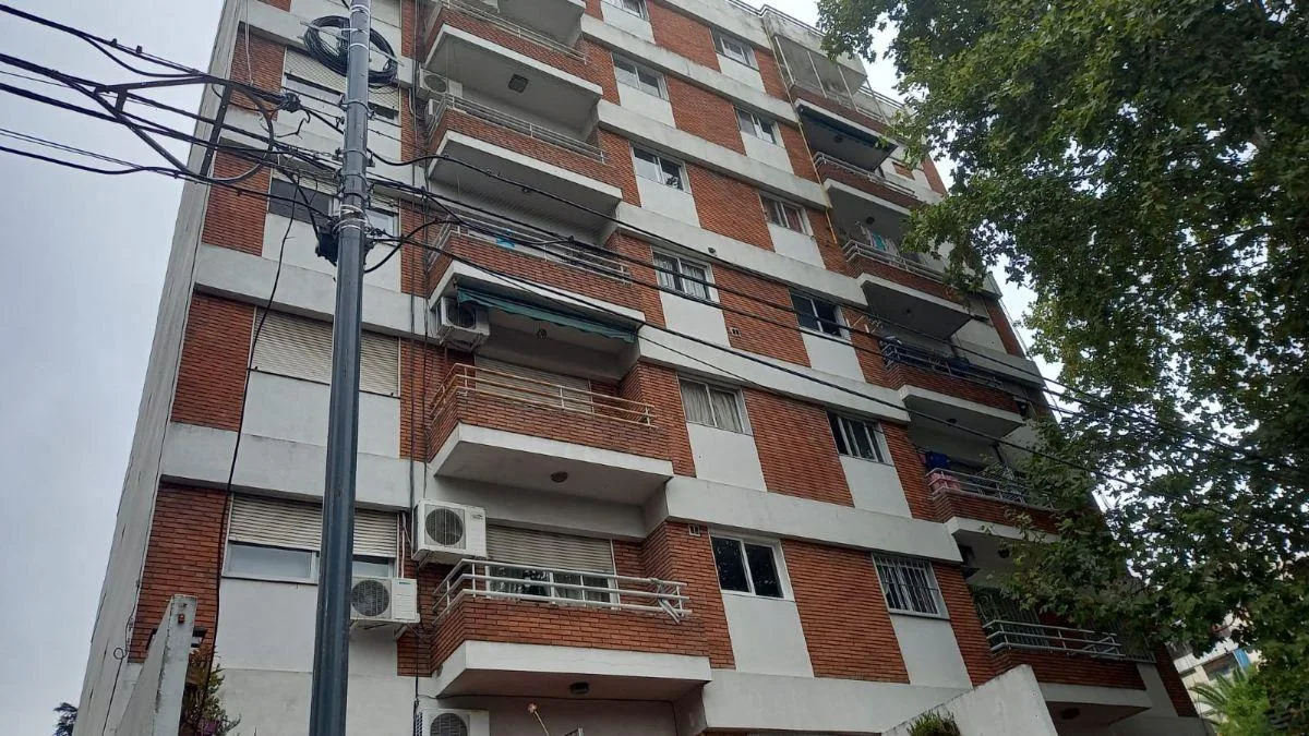 Departamento de 2 ambientes con cochera en Flores