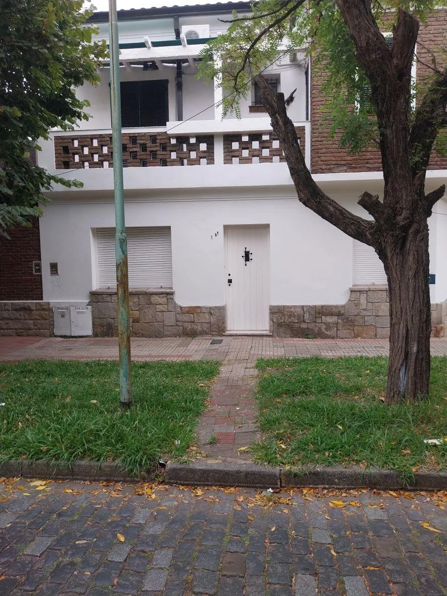 Two-bedroom corner ground-floor house in Lomas de Zamora