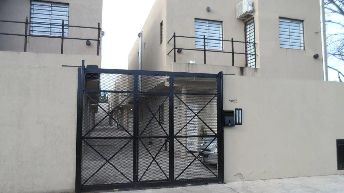 Departamento de 2 ambientes en planta alta con cochera fija en Luis Guillón