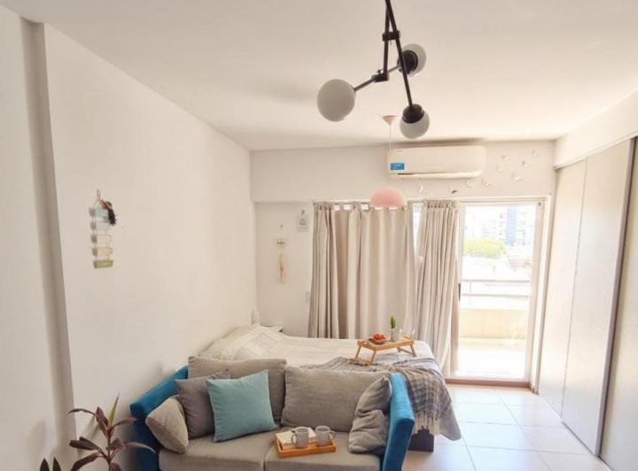 Kitnet mobiliada com varanda-terraço e churrasqueira em Colegiales