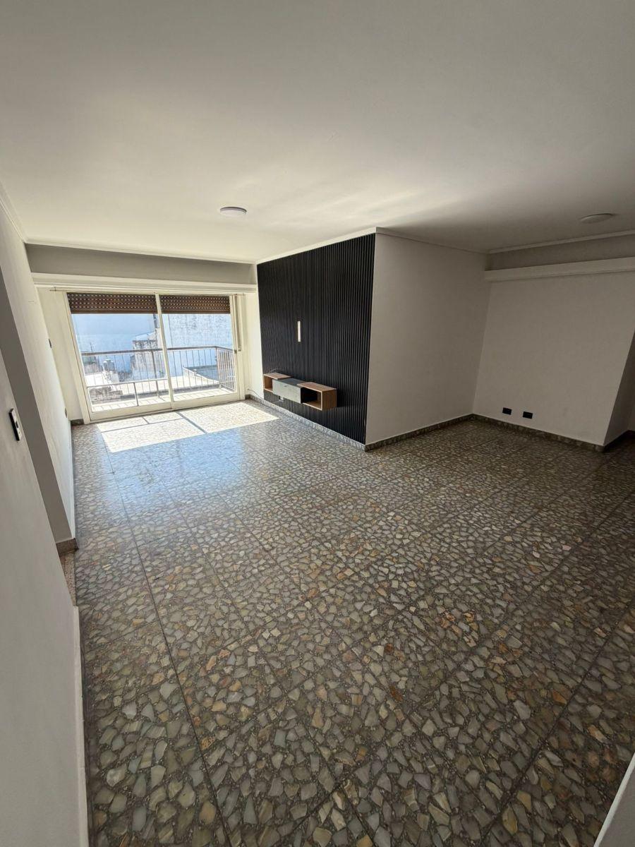 Departamento de 4 ambientes con dependencia en Villa Santa Rita