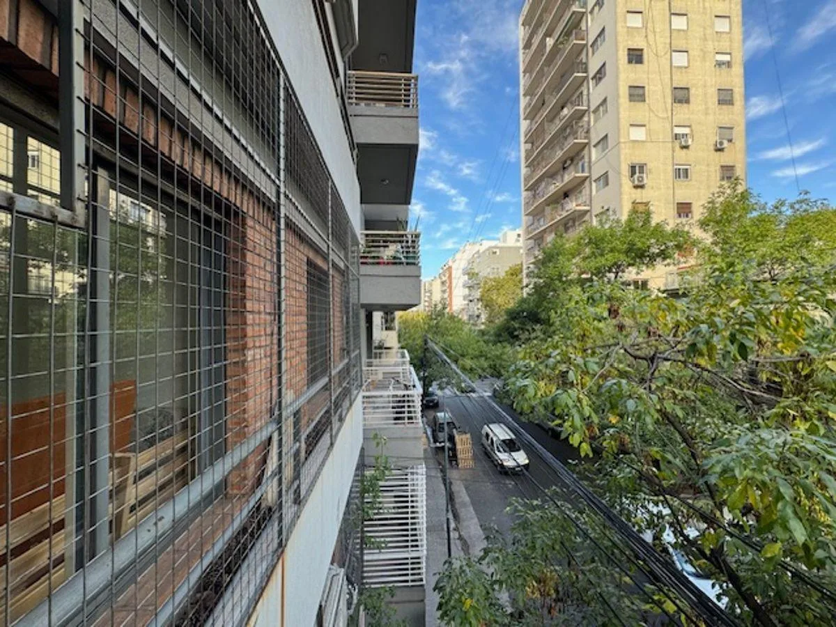 Departamento de 3 ambientes al frente con balcón en Almagro