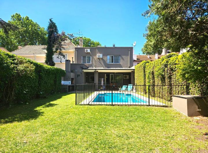 Four-bedroom house with pool in Acassuso