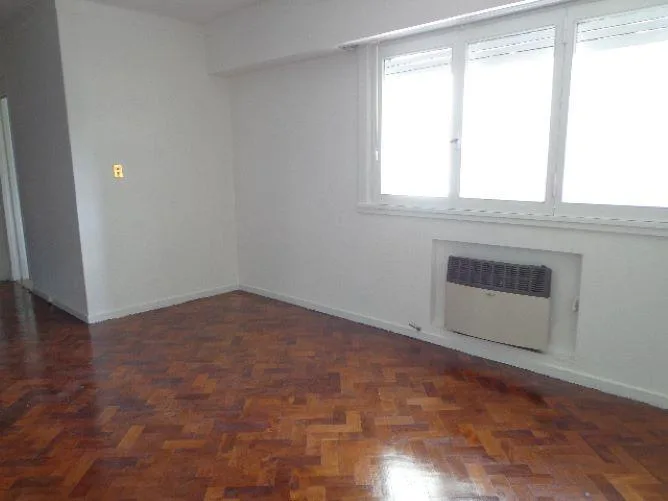 Unfurnished three-room apartment in Recoleta
