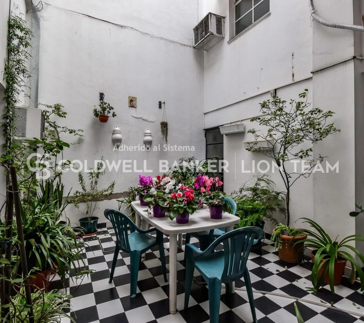 Five-bedroom house on a private lot in Núñez