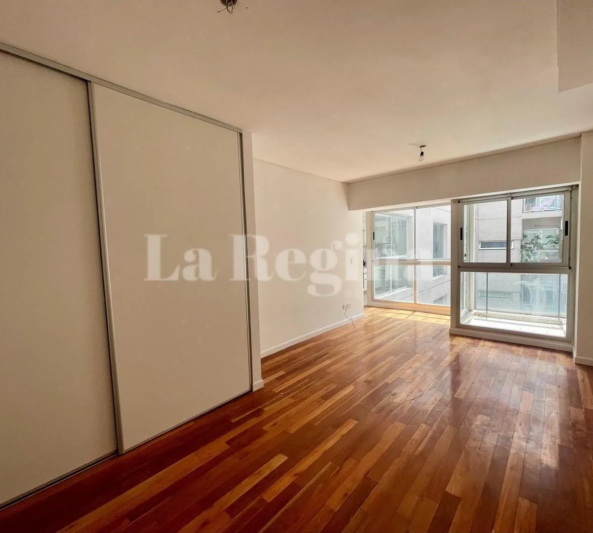 Studio apartment with balcony and parking in Recoleta