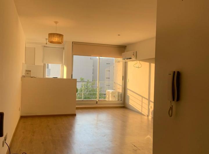 Studio apartment with street-facing balcony in Parque Chas