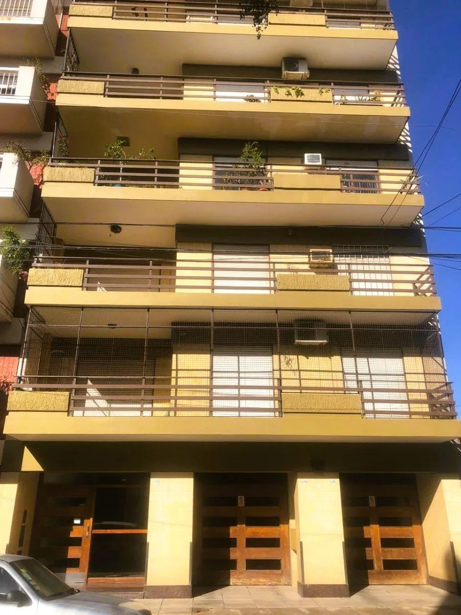 Departamento de 4 ambientes con dependencia y 3 dormitorios en Villa Luro