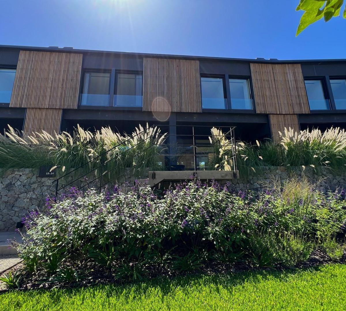 Дуплекс с 3 спальнями в закрытом комплексе в Beccar