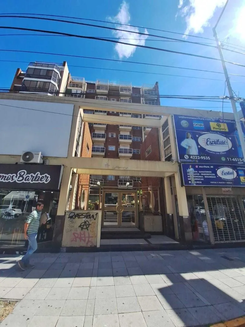 Three-room apartment with parking in Avellaneda centre