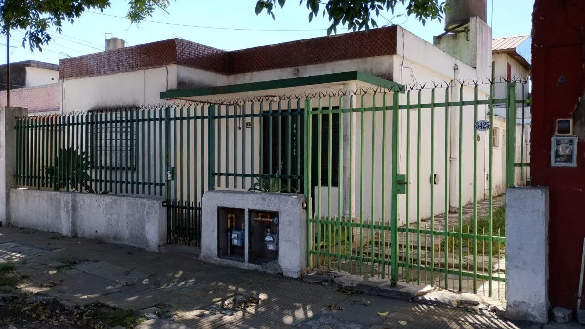 Three-room PH with 2 bedrooms, front-facing, with parking in Tres de Febrero