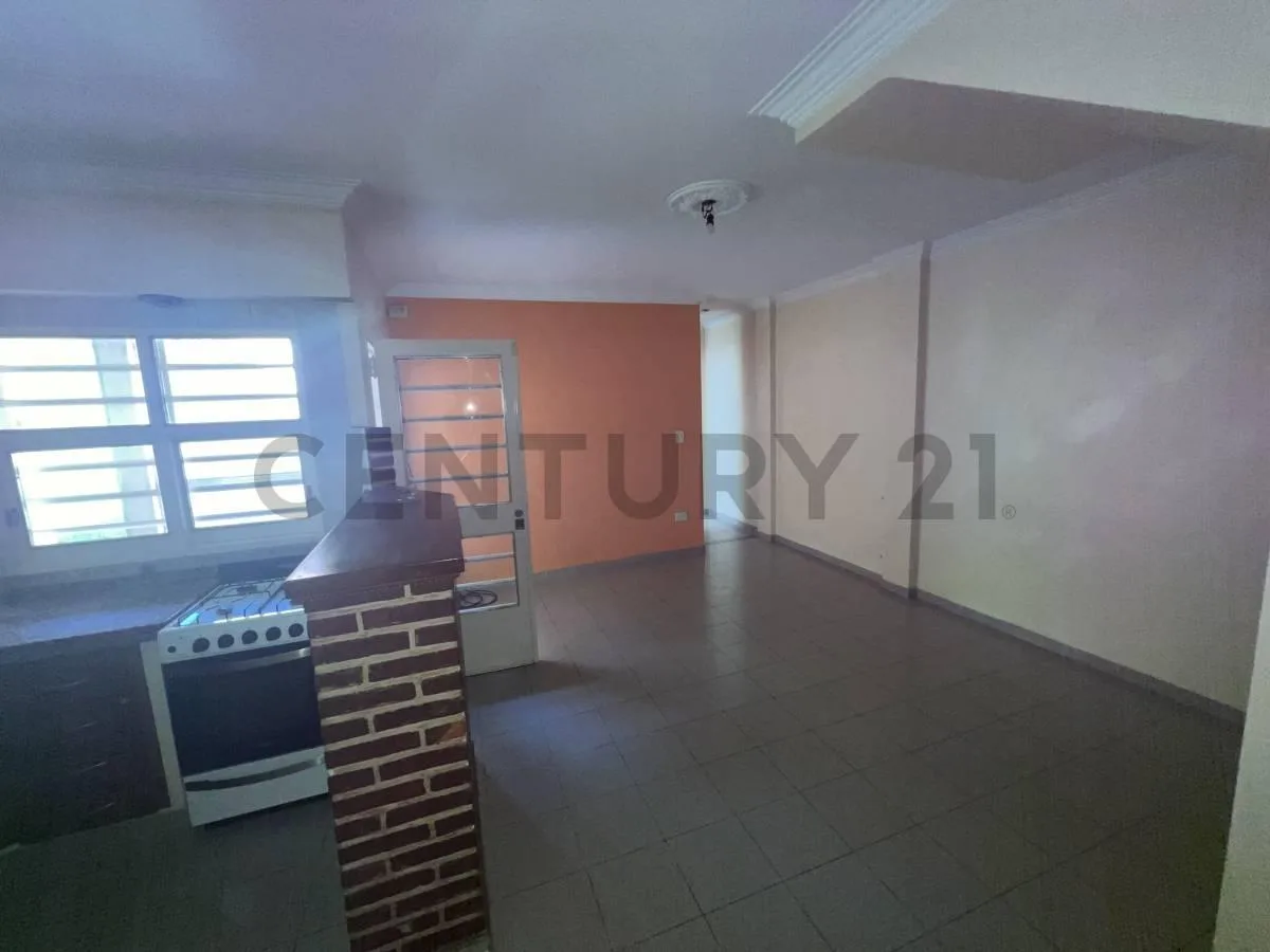 Casa tipo apartamento de 3 dormitórios em La Plata para alugar