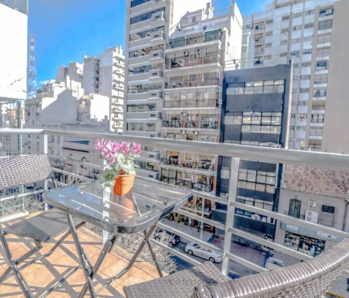 Apartamento de dois ambientes com varanda em Flores