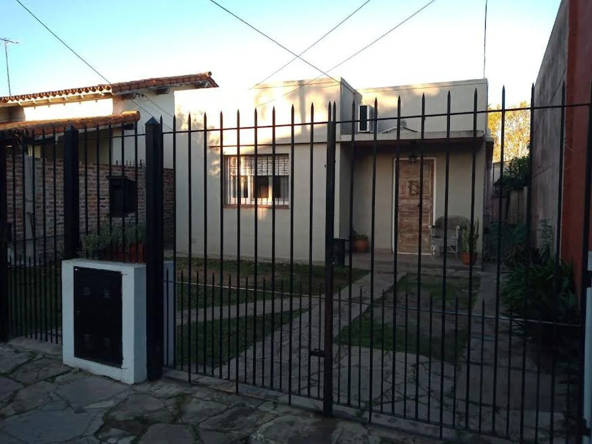 Casa con 433 m&sup2; y 2 Dorm. en Venta y Alquiler en Adrogué