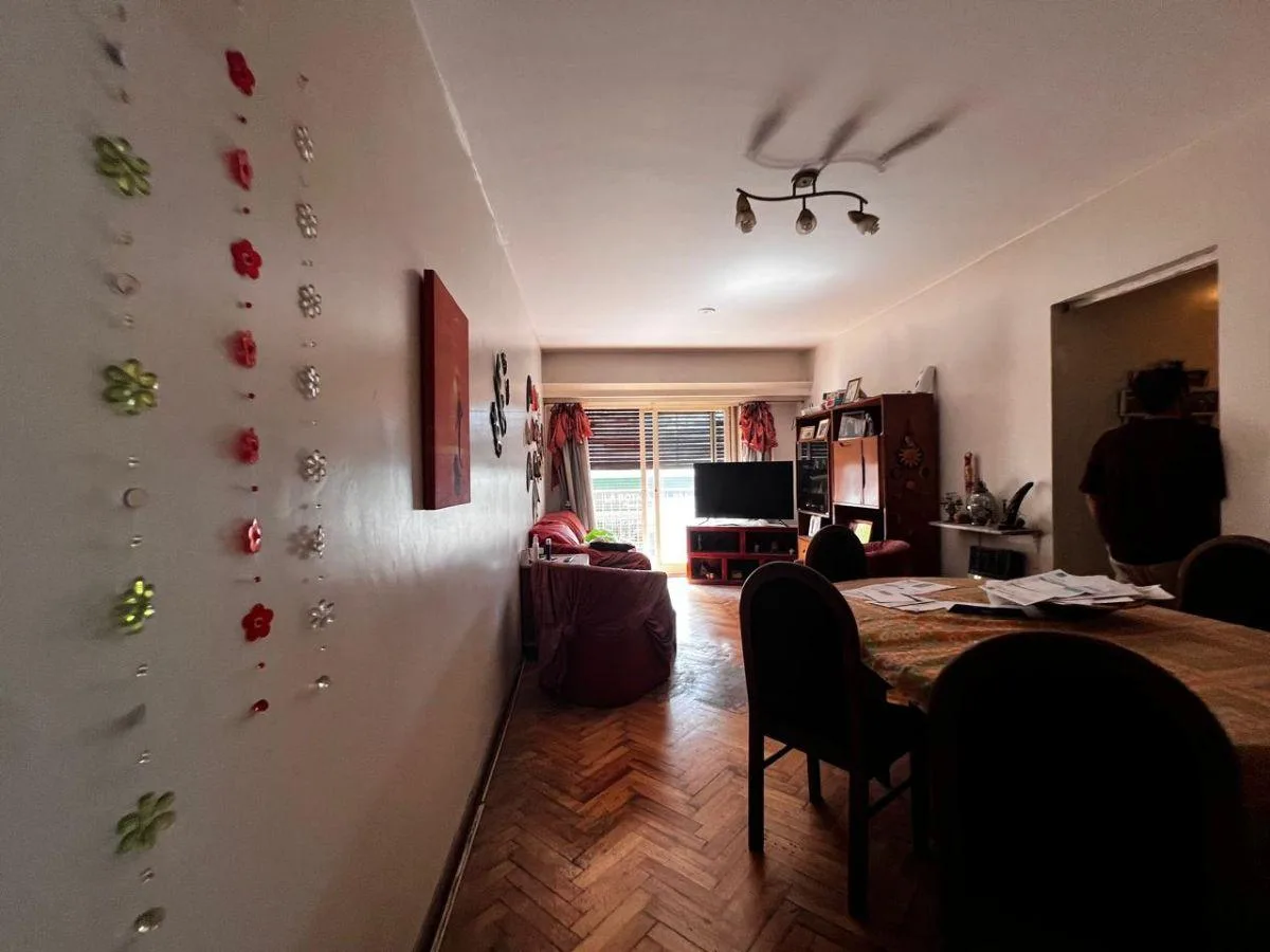 Semipiso de 3 dormitorios en Villa Crespo con balcón corrido y patio