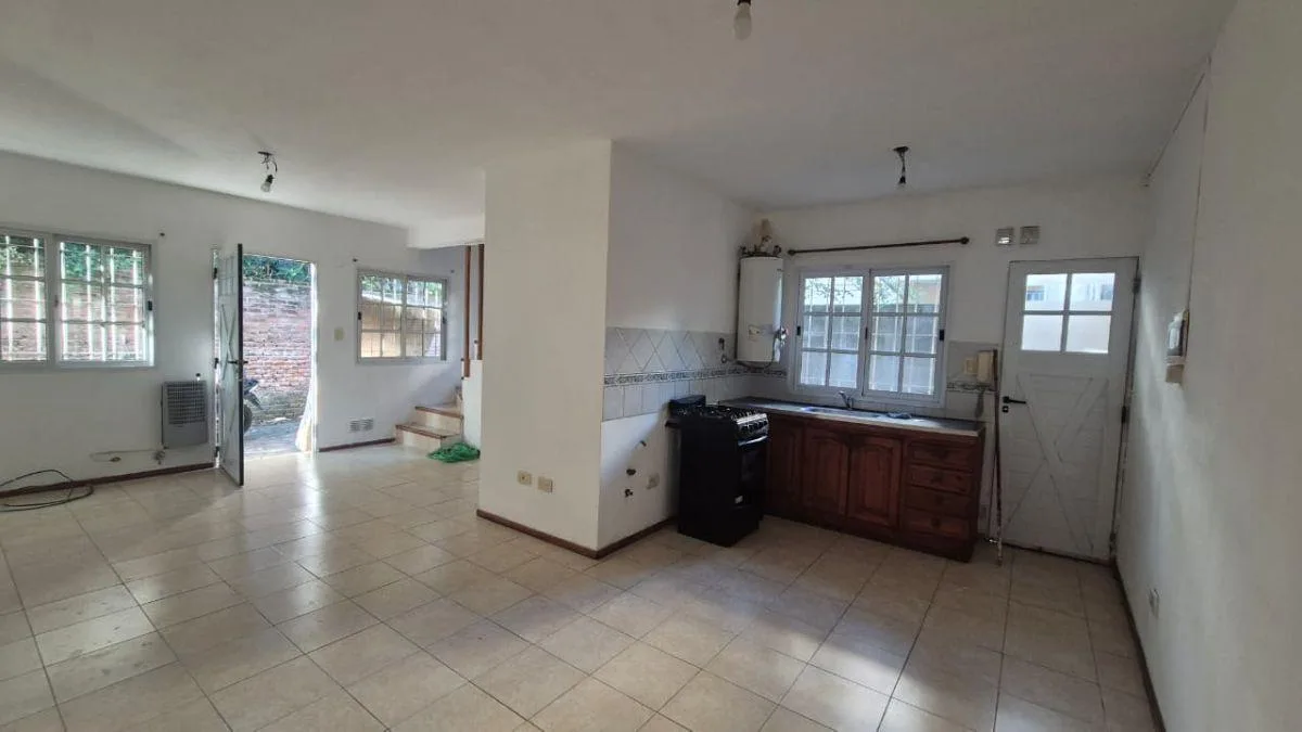 Two-bedroom duplex apartment with parking in Lomas de Zamora