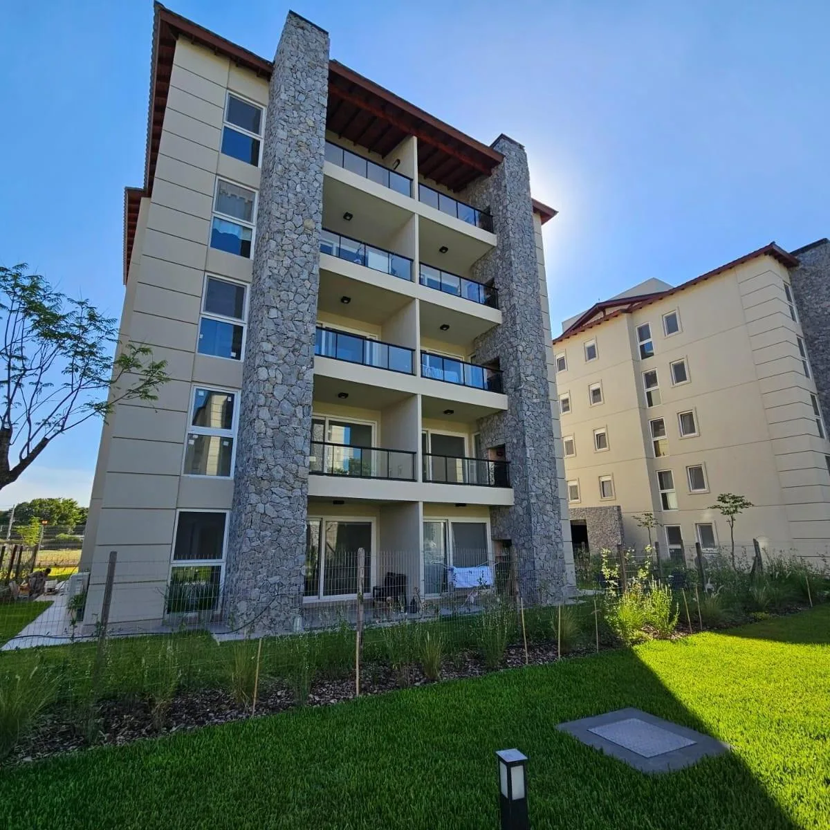 Apartamento de 2 quartos a estrear com vaga coberta em Escobar