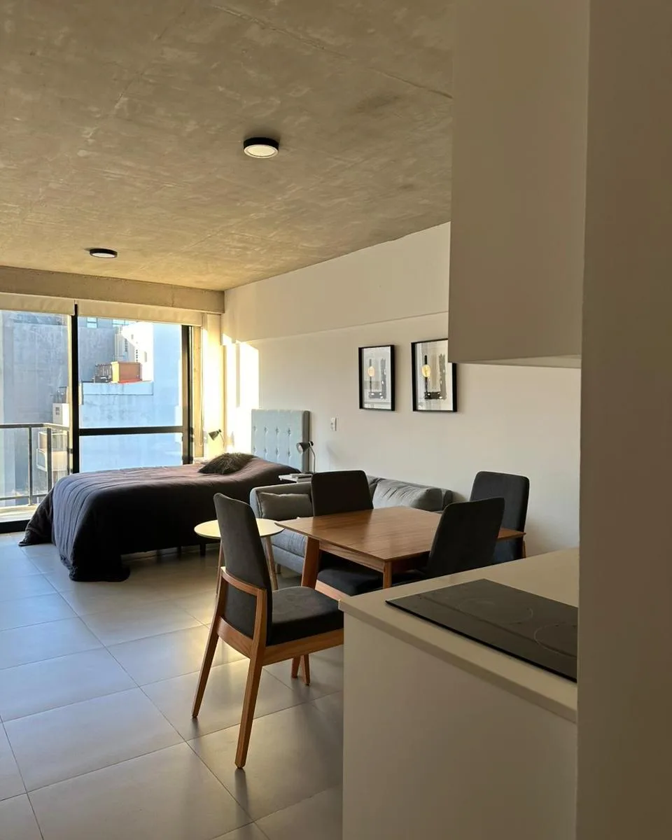 Kitnet com varanda e comodidades em Palermo Hollywood