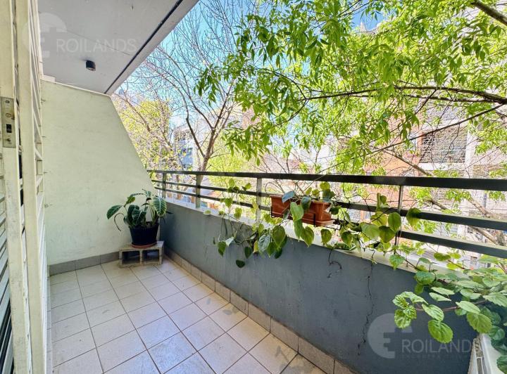 Monoambiente dividido con balcón en Parque Chas