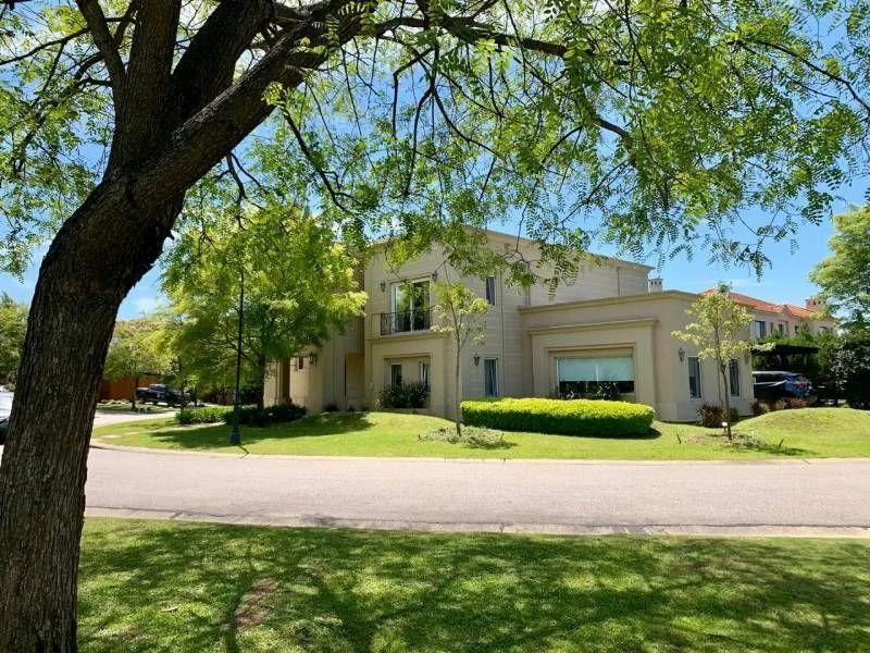 5-bedroom house in El Golf, Nordelta