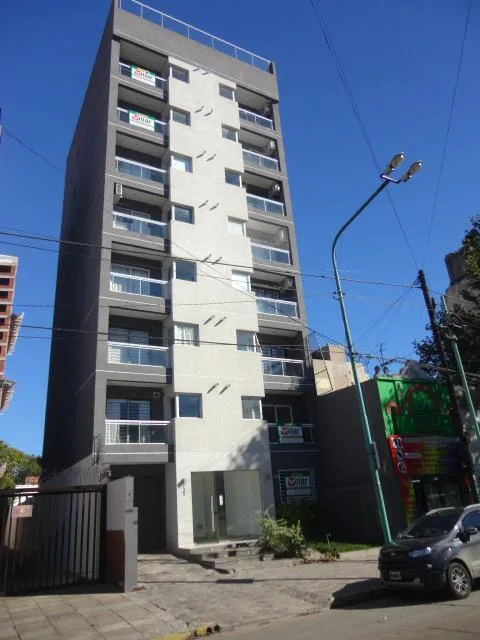 Apartamento tipo semipiso de 3 ambientes com 2 dormitórios e vaga de garagem em Banfield Este