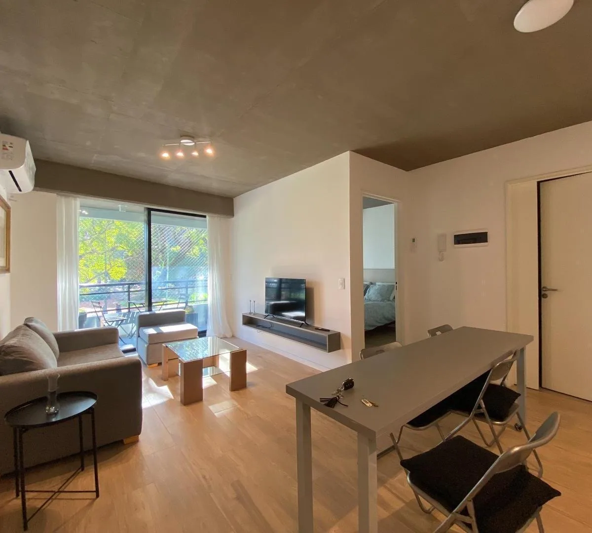 Новая двухкомнатная квартира с мебелью в Núñez, балкон