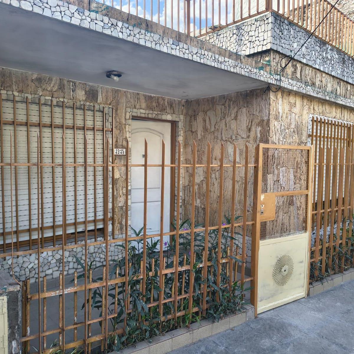Casa de 2 dormitórios em Hurlingham em frente à praça