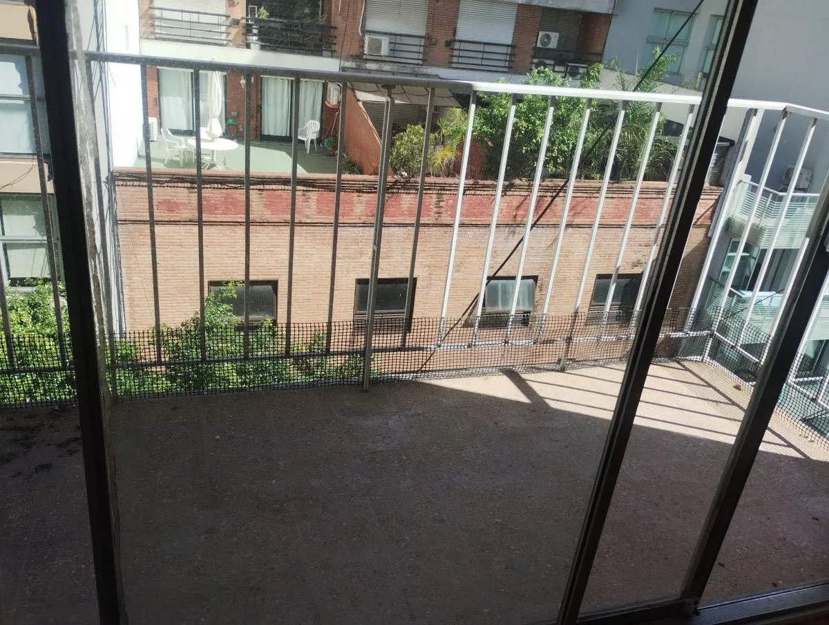 Um dormitório com varanda de frente em Recoleta