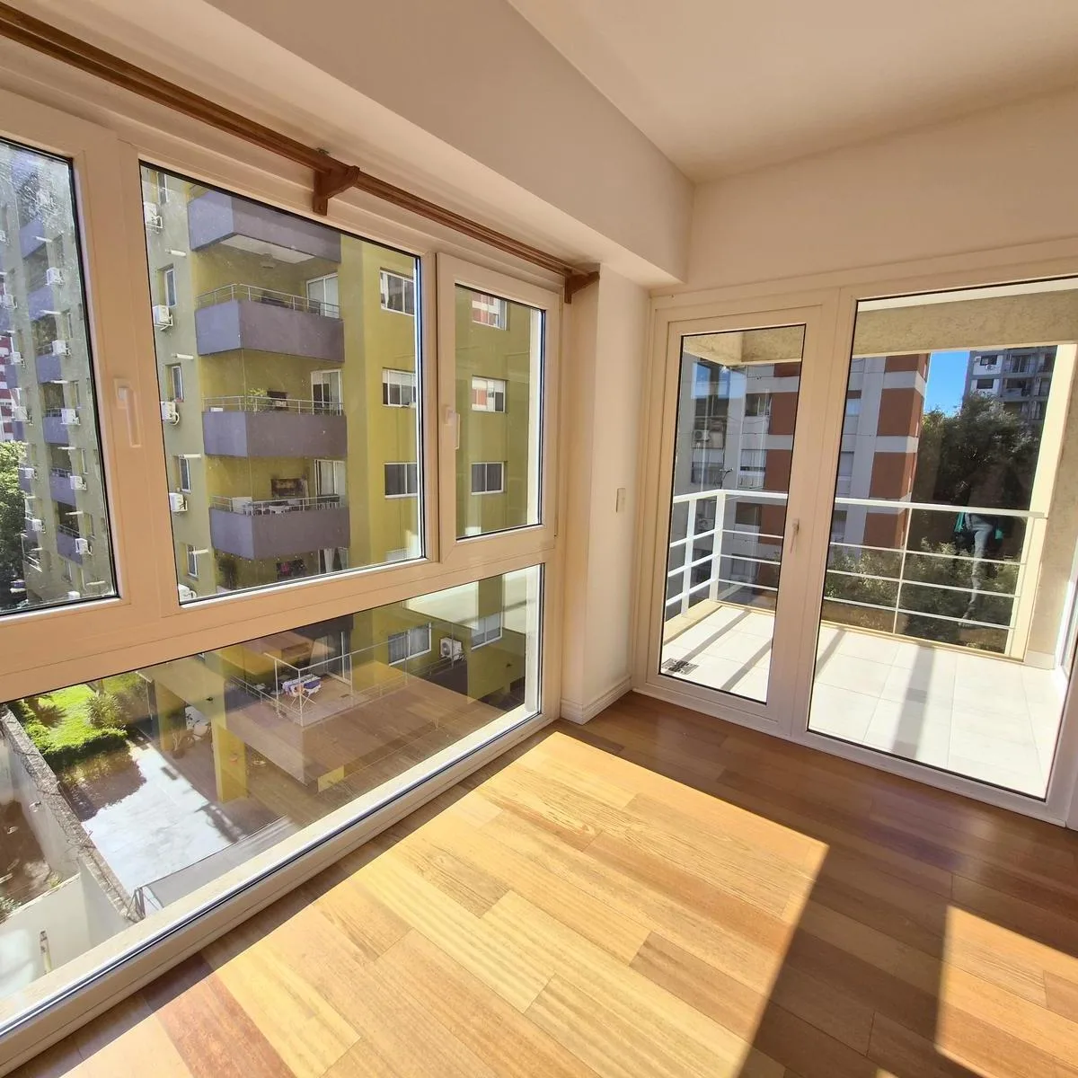 Квартира с двумя комнатами, балконом и парковочным местом в Vicente López