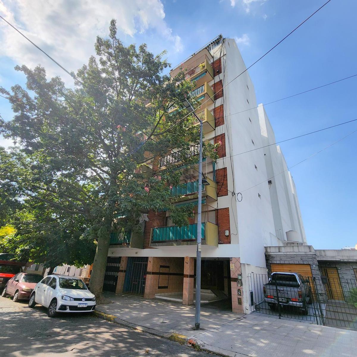 Apartamento de três ambientes com varanda em Liniers