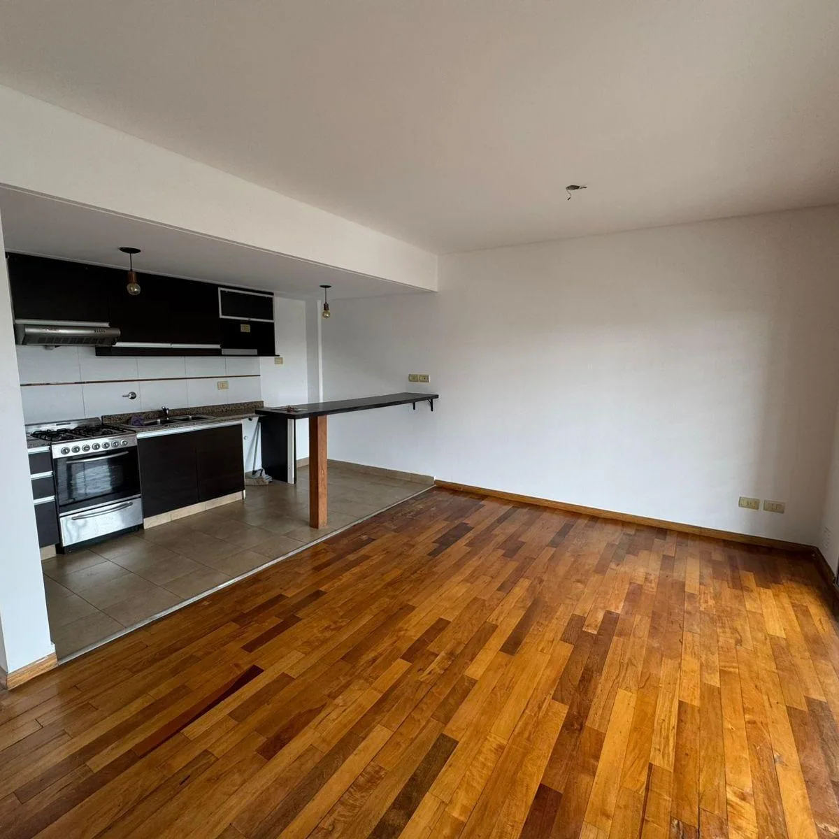 Two-room apartment with covered parking in Quilmes Oeste