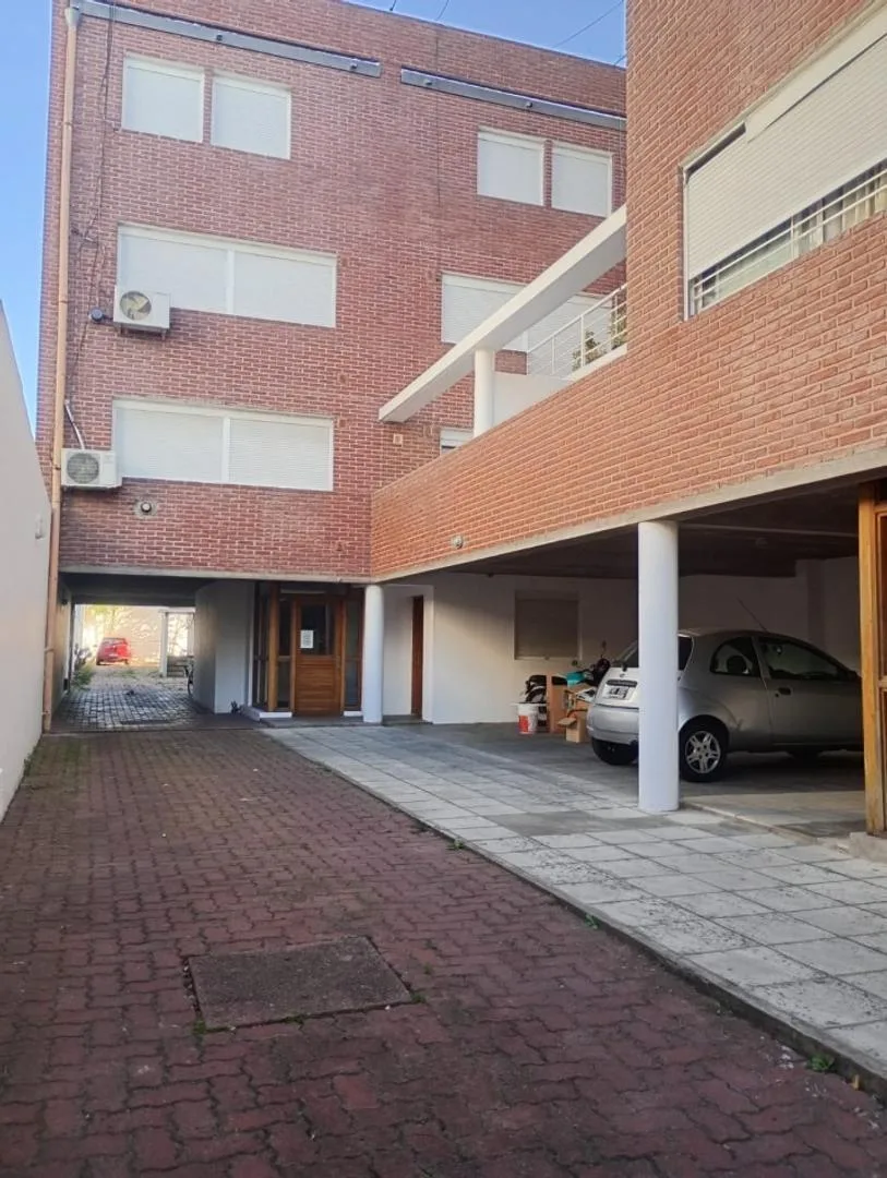 Apartamento de 1 dormitório com pátio e vaga coberta em La Plata