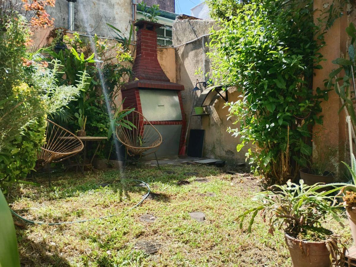 Apartamento de dois ambientes com pátio e jardim em Balvanera