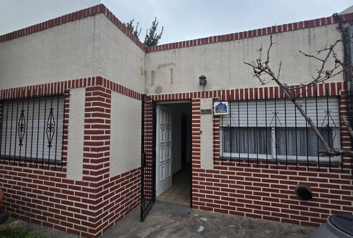 Casa com 2 dormitórios em Isidro Casanova