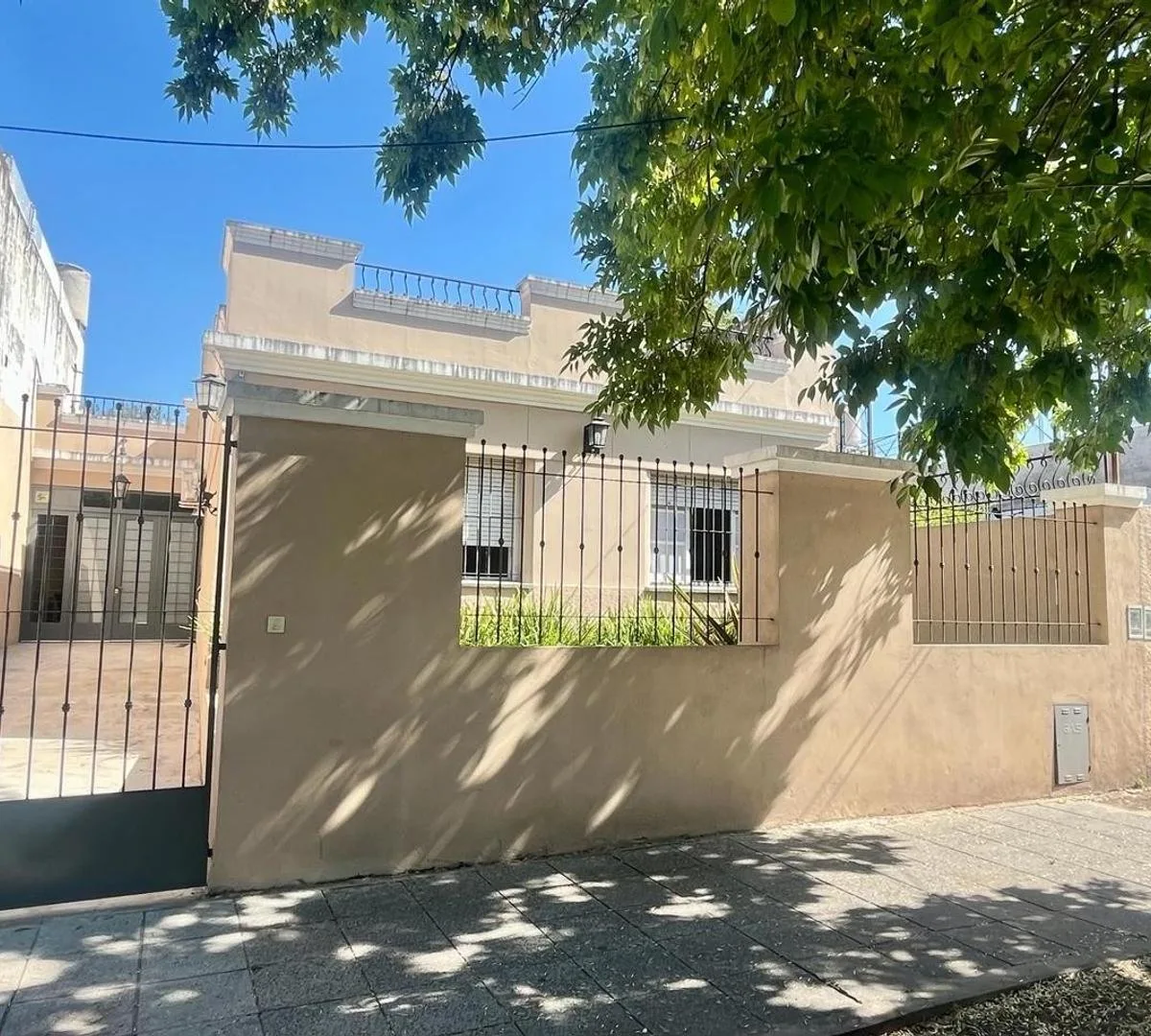 House in Morón Sur with approved therapy and educational facilities