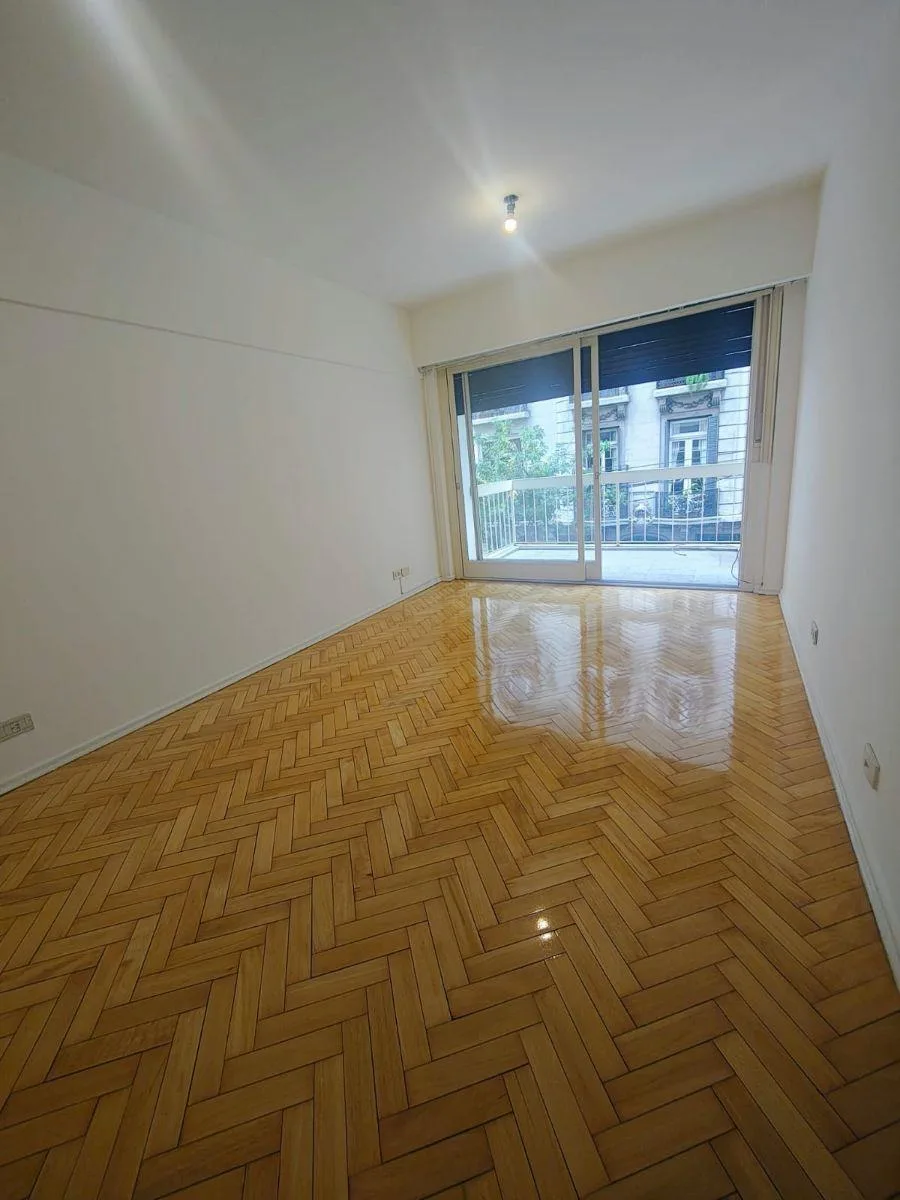 Apartamento de dois ambientes de frente com varanda em Recoleta