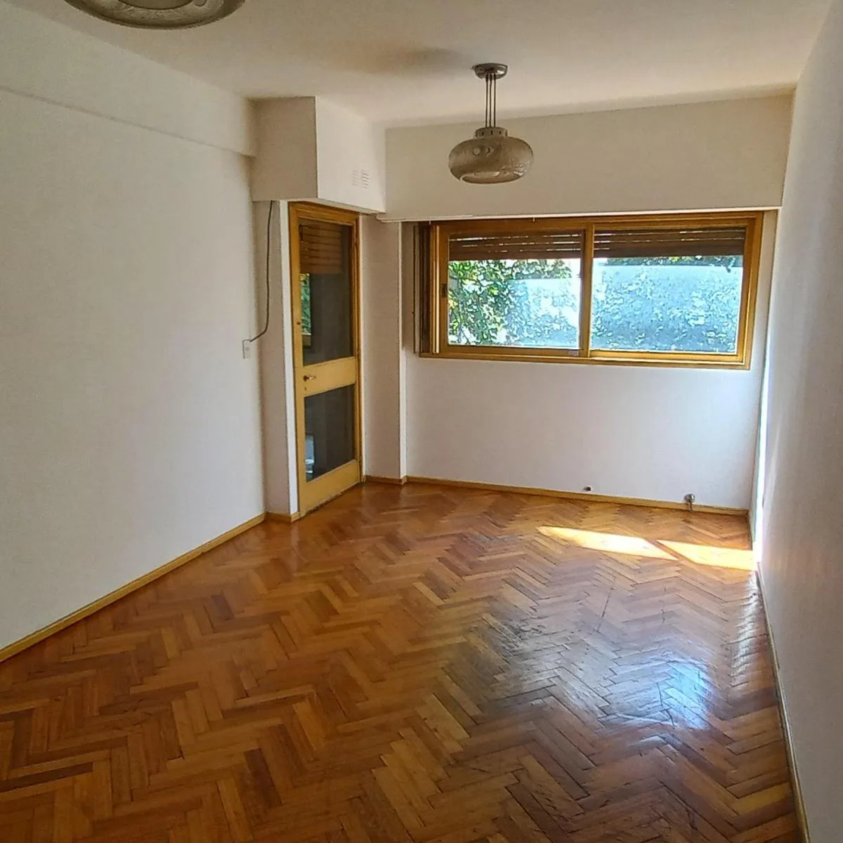 Apartamento de três ambientes com varanda em Almagro
