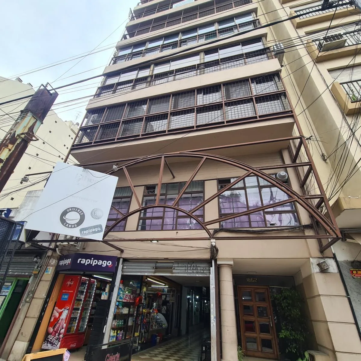 Apartamento com três quartos em Lanús Este