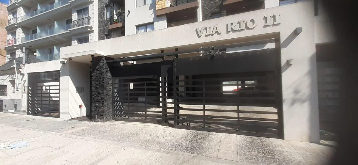 Apartamento de dois ambientes de fundos com varanda em Lanús