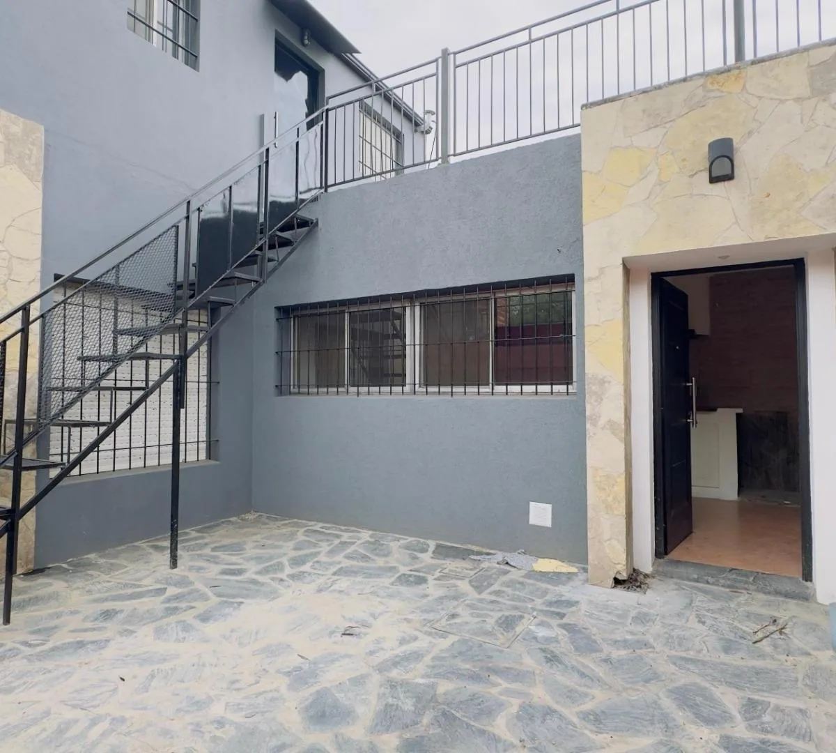 Apartamento tipo PH térreo com pátio em Boulogne