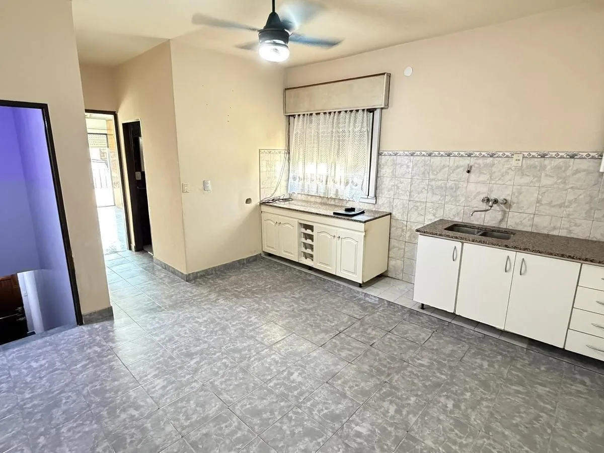 Apartamento de três ambientes com varanda em Lanús