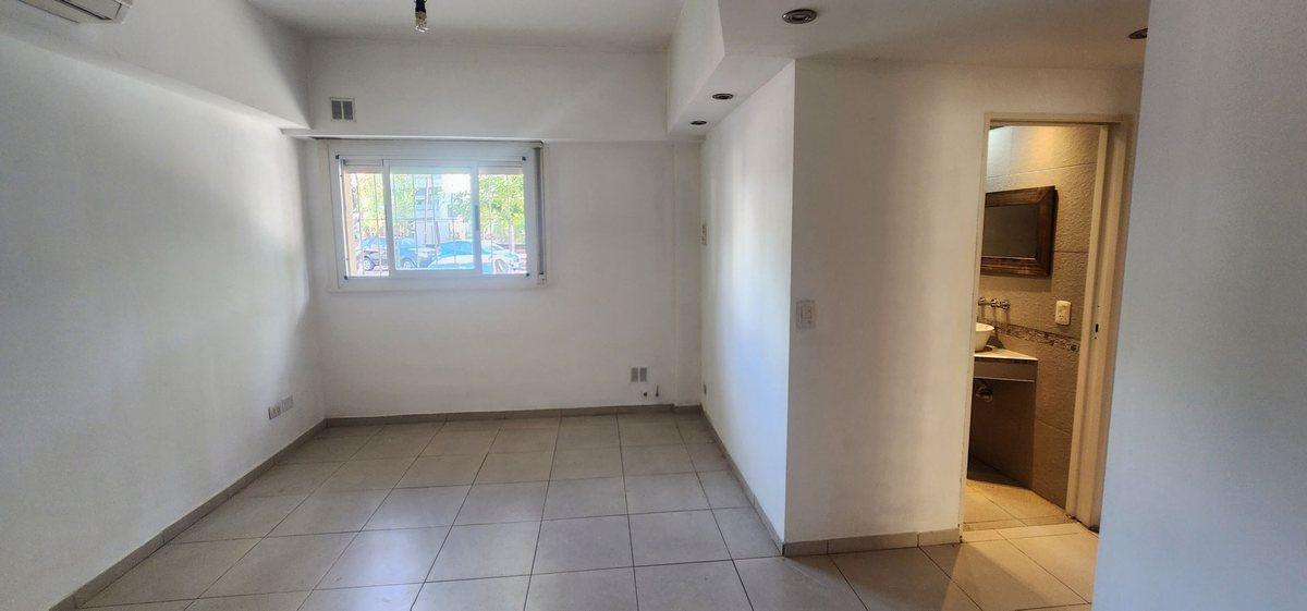 Apartamento de três ambientes com pátio em Villa Devoto