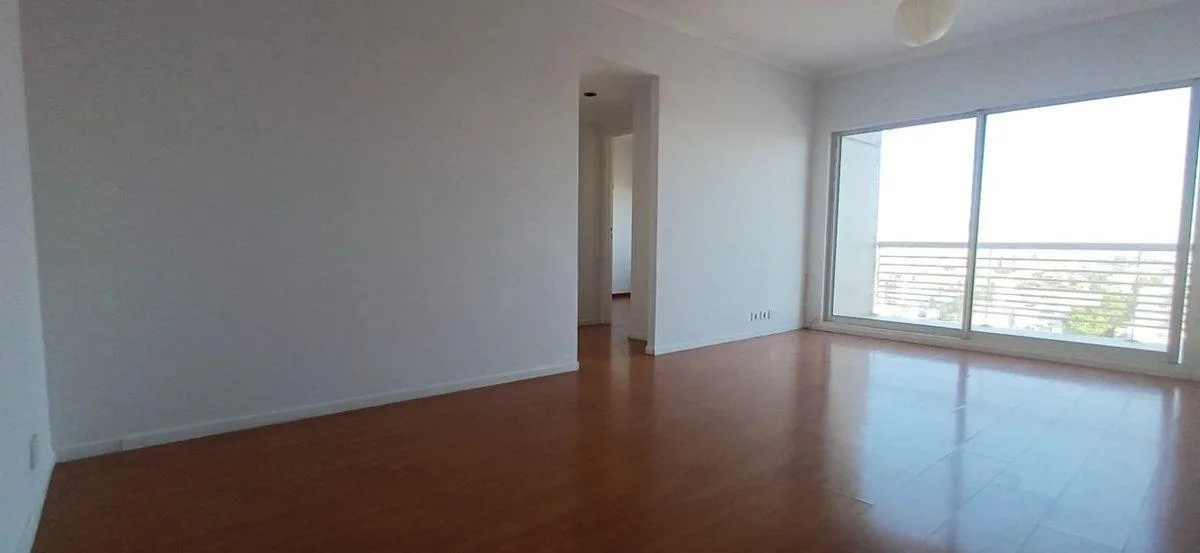 Three-room apartment on the 16th floor in Flores