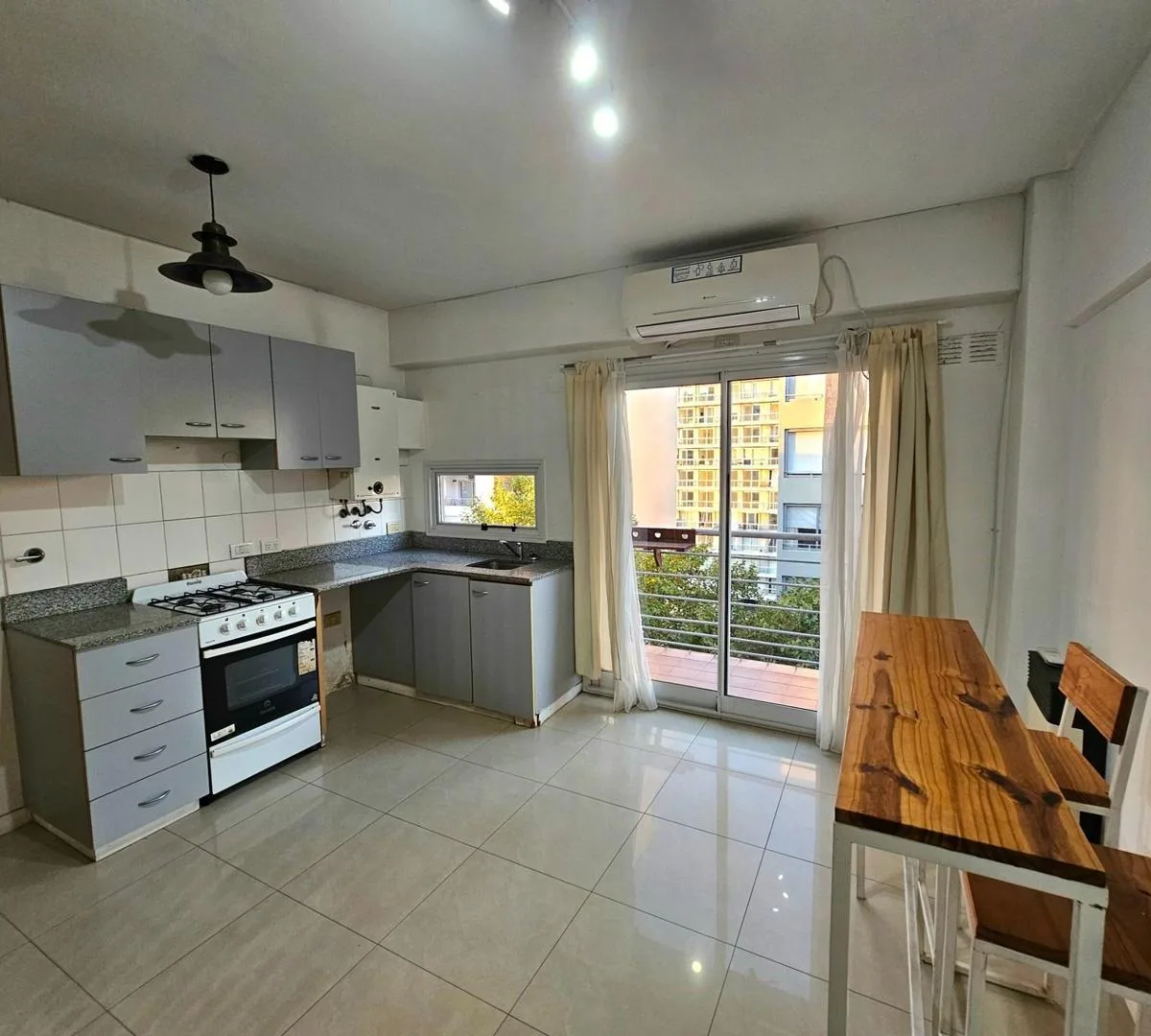 Departamento de 2 ambientes al frente con balcón en General San Martín