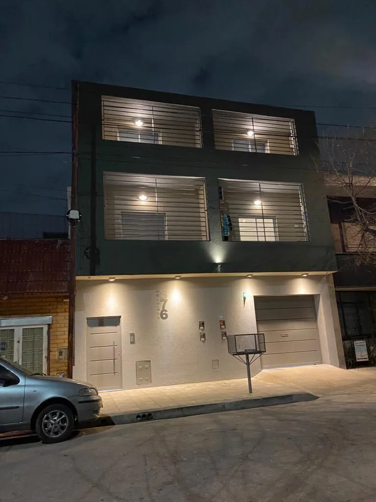 Departamento de 2 ambientes en Piñeyro con cochera fija