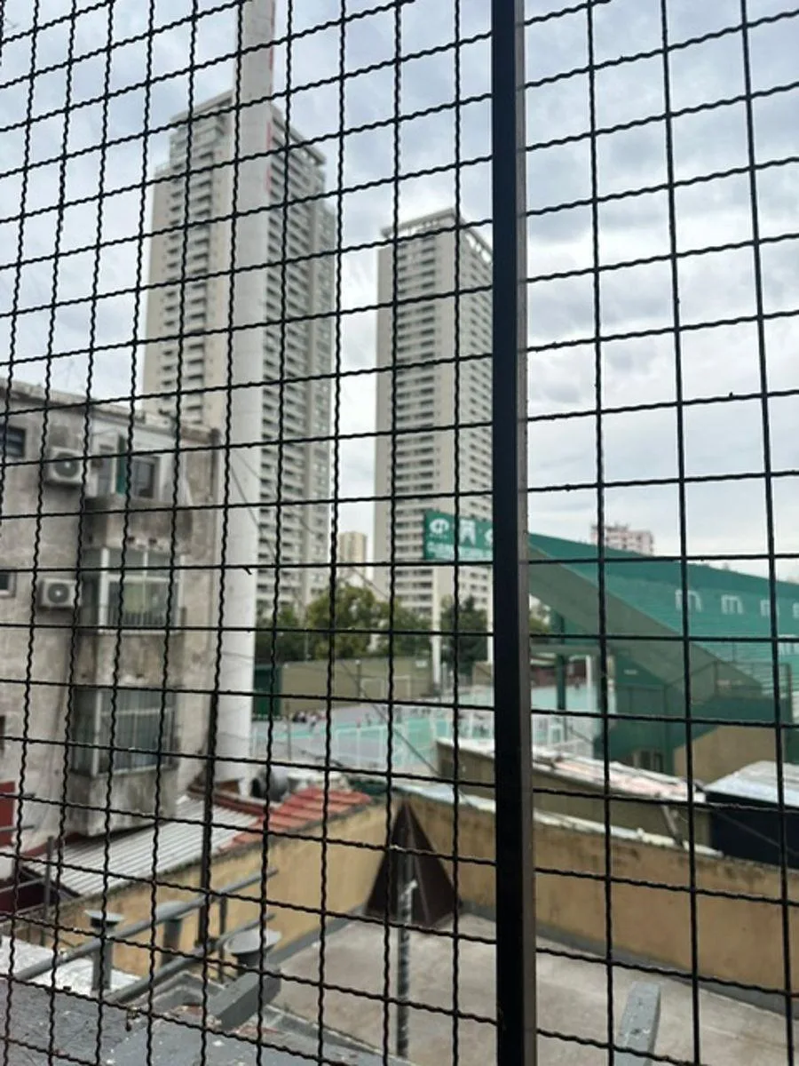 Apartamento de 3 ambientes com 2 dormitórios e varanda de fundos em Caballito